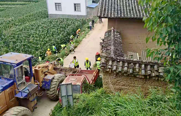 十四公司路桥直管部帮助村民清理排水沟
