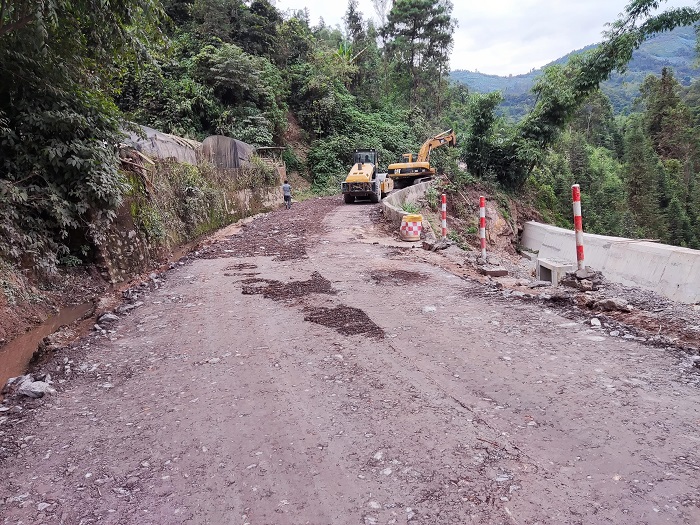 十一公司绿春国道219项目修补道路提升雨季通行能力