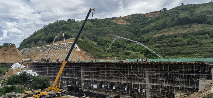 ​永勐高速永甸互通湾甸2号大桥右幅现浇箱梁浇筑完成