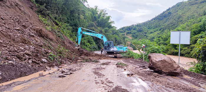 ​国道219项目积极参与道路抢险保障通行能力