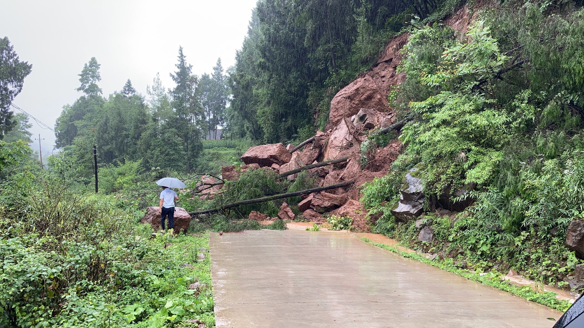 ​第一水利水电公司为巴中市大佛村修缮道路
