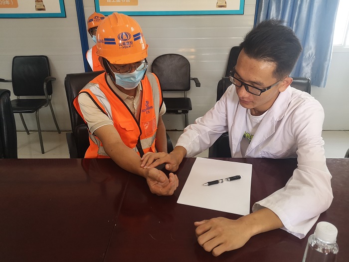 总承包公司直管二部送健康义诊到项目