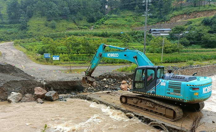 第一水利水电公司为华坪县马鹿村修缮道路