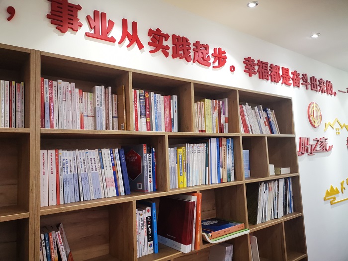 资运公司开展“共建职工书屋”主题活动