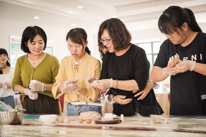 交建公司开展“月圆人团圆 巧手送心意”自制月饼活动