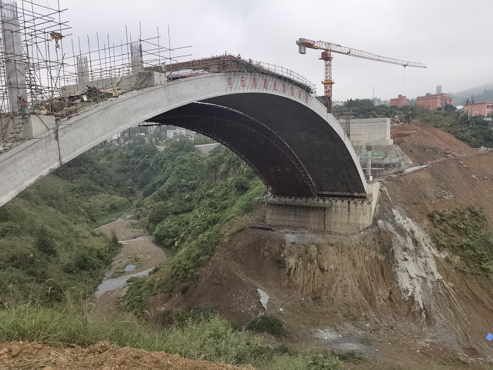 镇雄县南部新区新型城镇化项目三孔景观桥主拱圈拱架平移完成