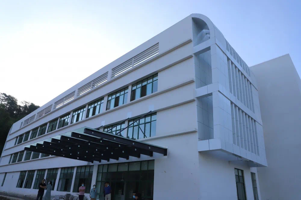龙陵县人民医院迁建项目传染楼交付使用