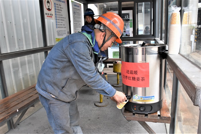 钢构公司为职工送“暖心茶”