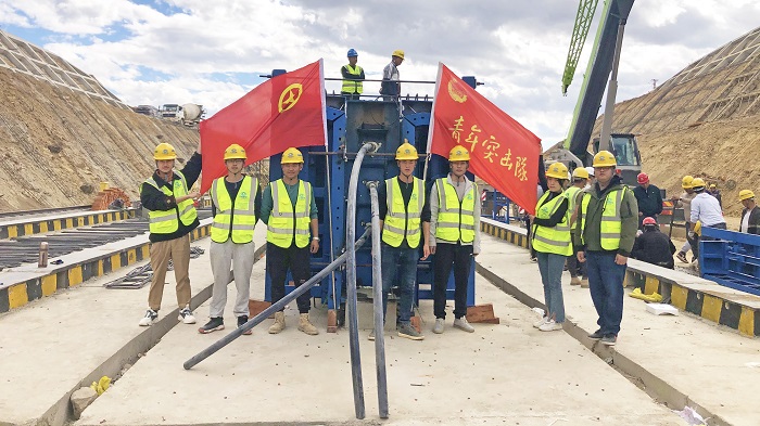 宾鹤高速土建三工区首片T梁浇筑完成