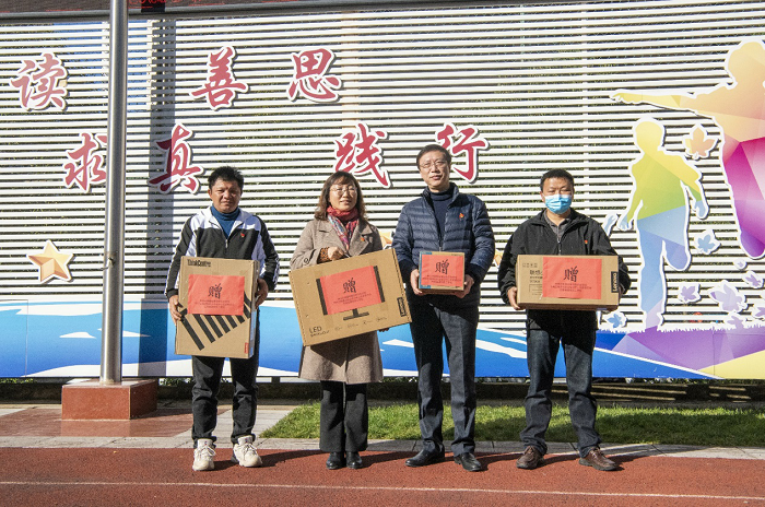 培训中心联合源清社区为颐惠园小学捐赠爱心物资