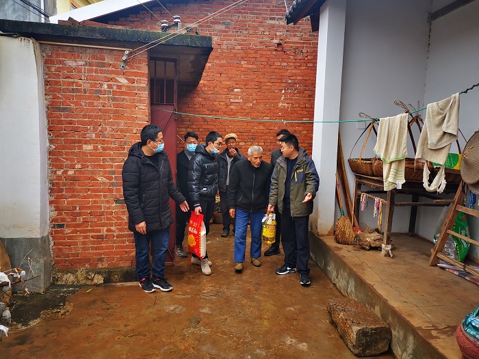 路面公司慰问留守老人