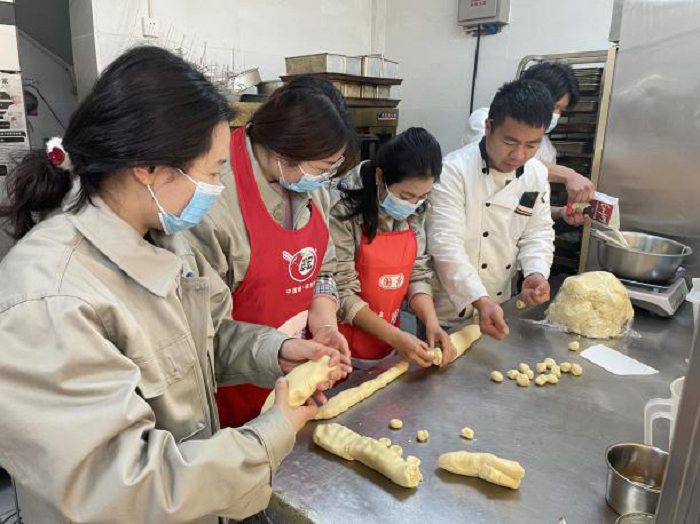 十公司开展烘焙DIY和慰问献爱心活动庆祝国际妇女节