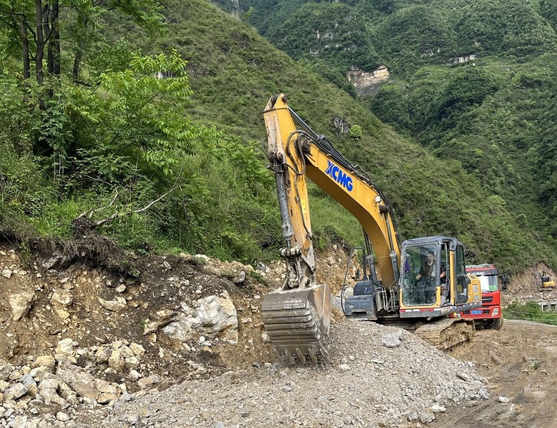 第一水利水电公司为大关县玉碗镇修缮扩建道路