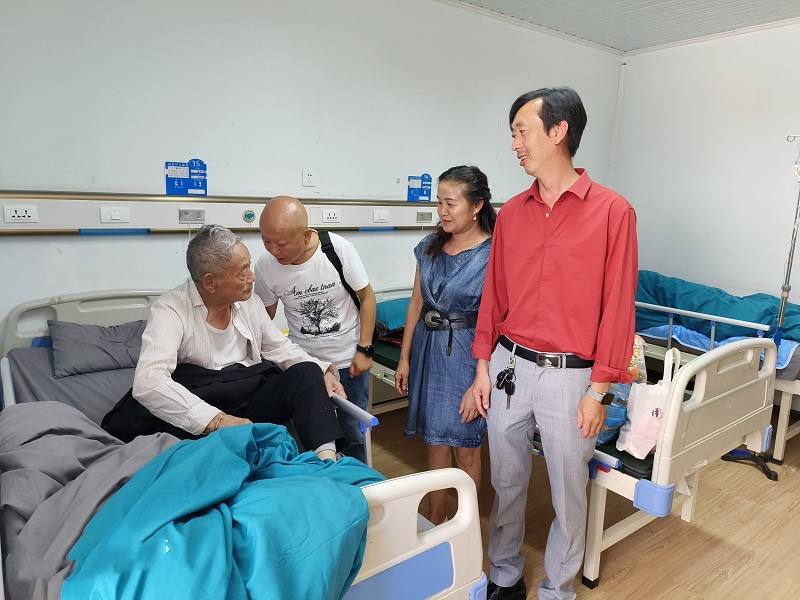 五公司退管会送独居老人及时就医   
