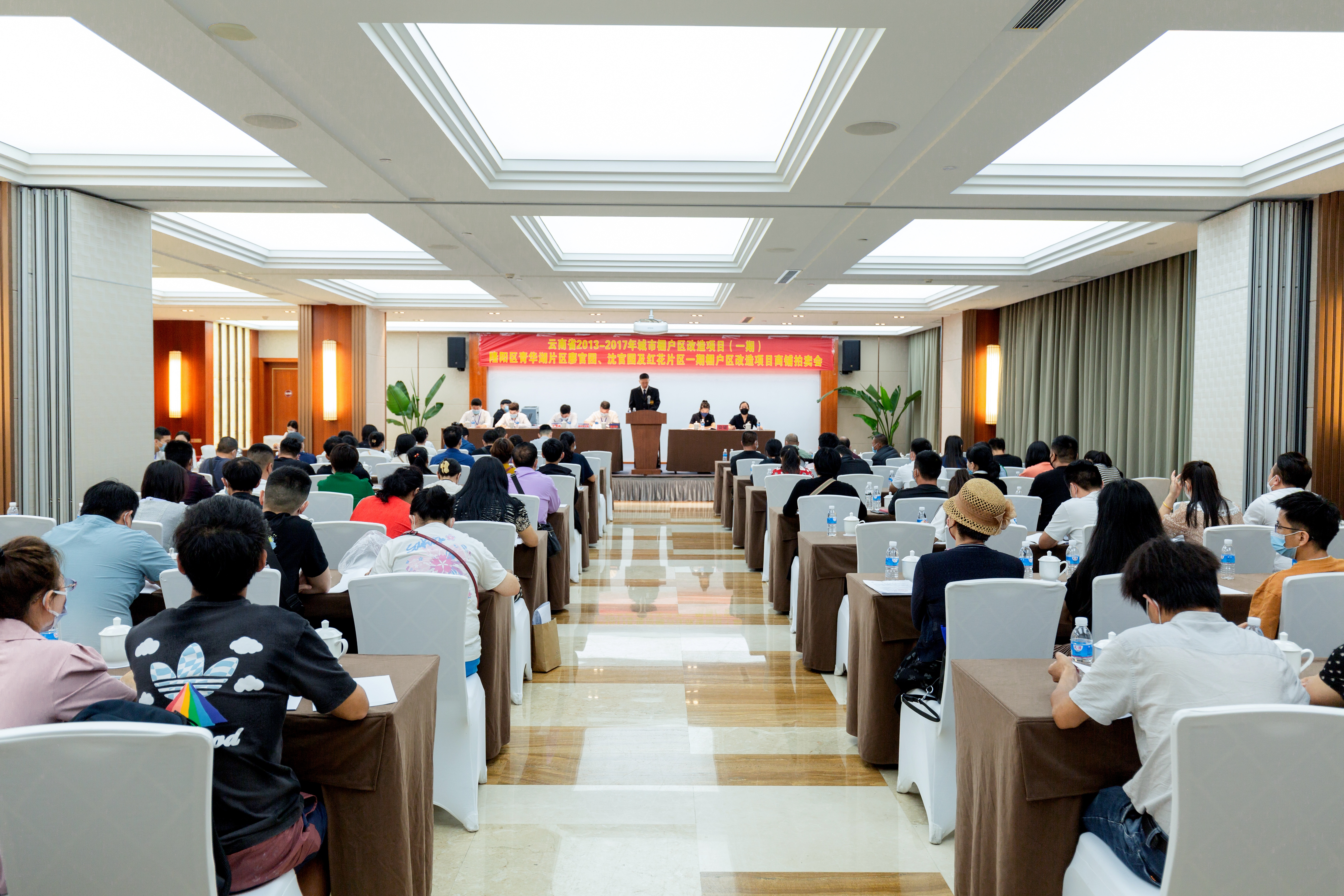 城乡投公司保山青华湖片区廖官园、沈官园及红花一期棚改项目商铺成功拍卖