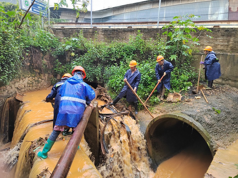 第一水利水电公司为个旧市鸡街镇水龙井村疏通排洪沟