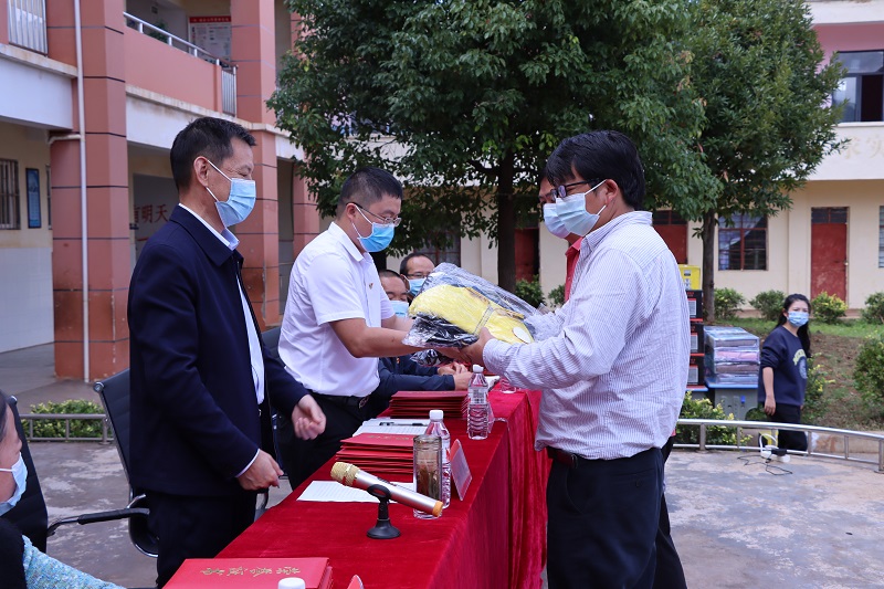 九公司向会泽县者海镇两所小学捐赠物资