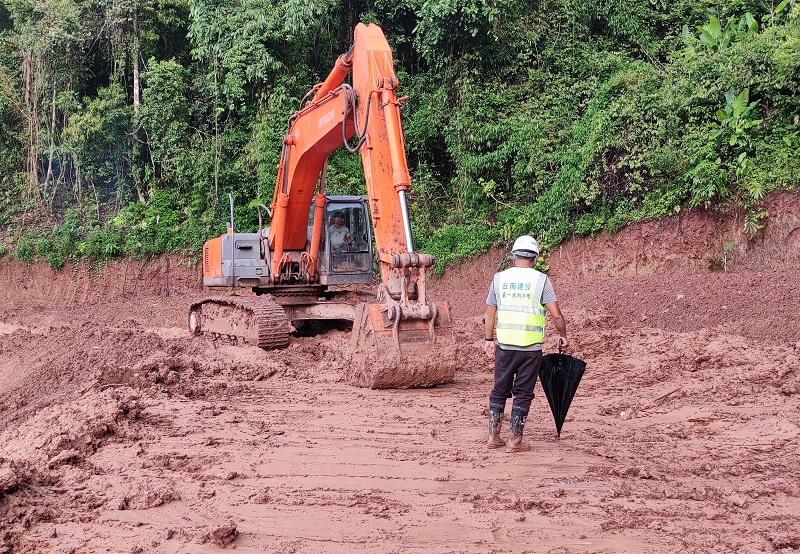 第一水利水电公司为项目驻地村庄修缮道路