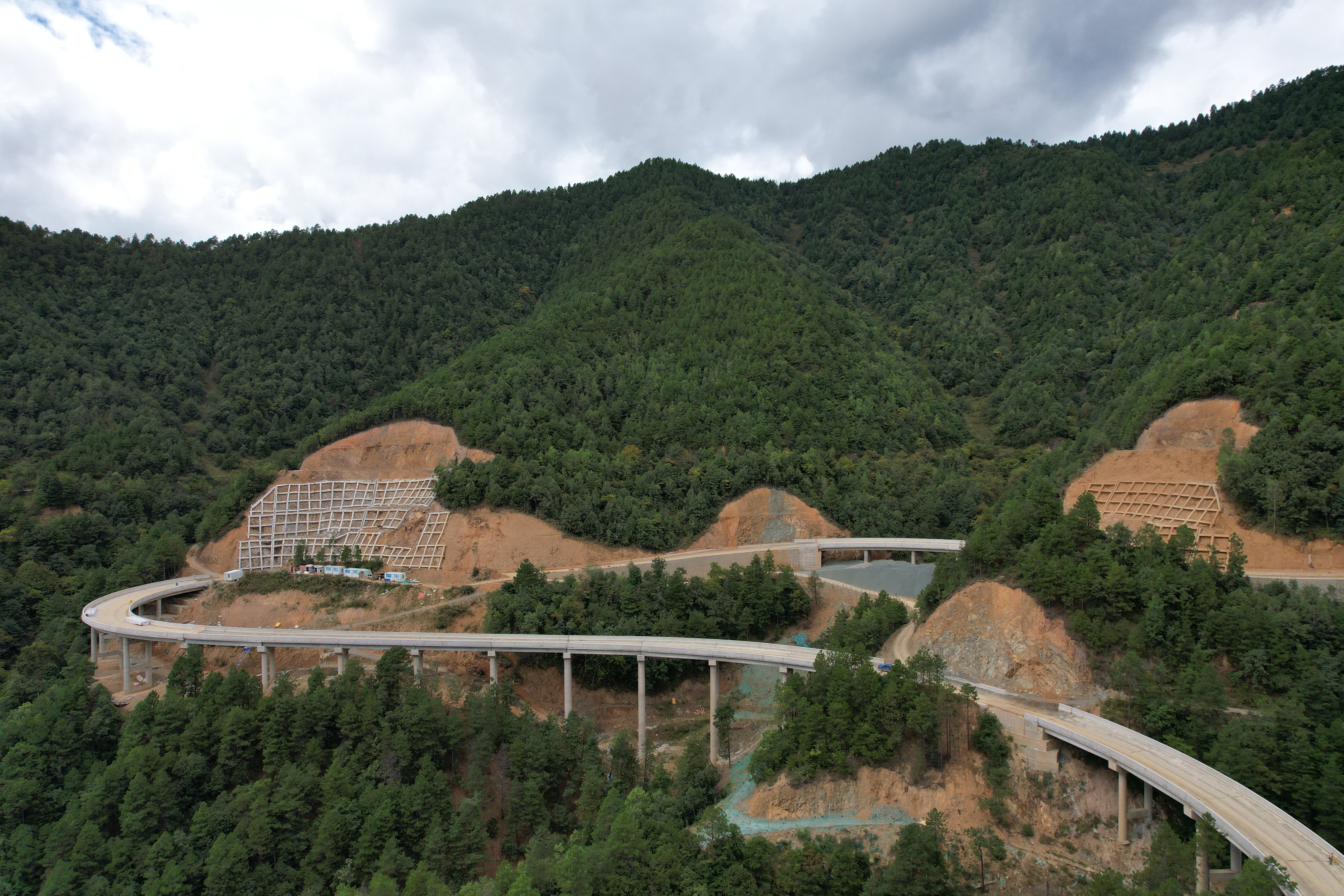 维巨二级公路项目迪庆段421片T梁全部吊装完成