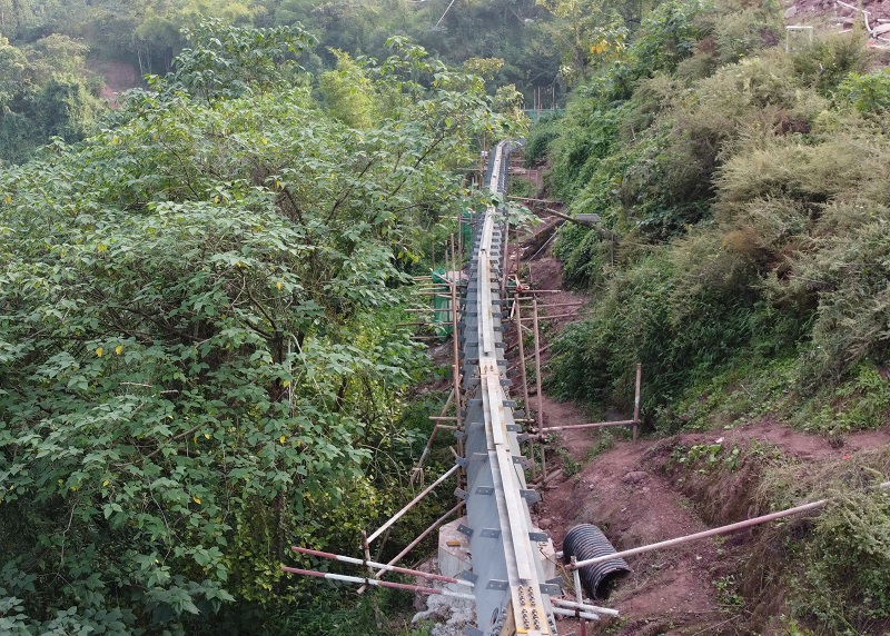 水富融惠生态项目玛瑙山绿道工程人行钢栈桥梁首跨钢梁吊装完成
