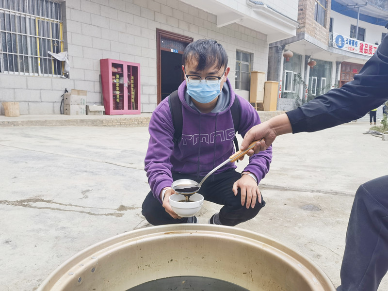 三公司为职工发放防疫爱心包并熬制中药汤