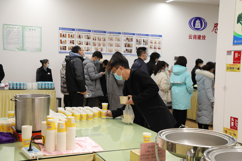 物业公司为发展大厦全体干部职工准备“防疫大锅药”
