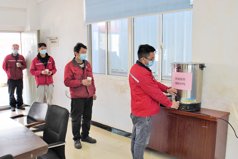 钢构公司为职工熬制新冠肺炎预防中药汤