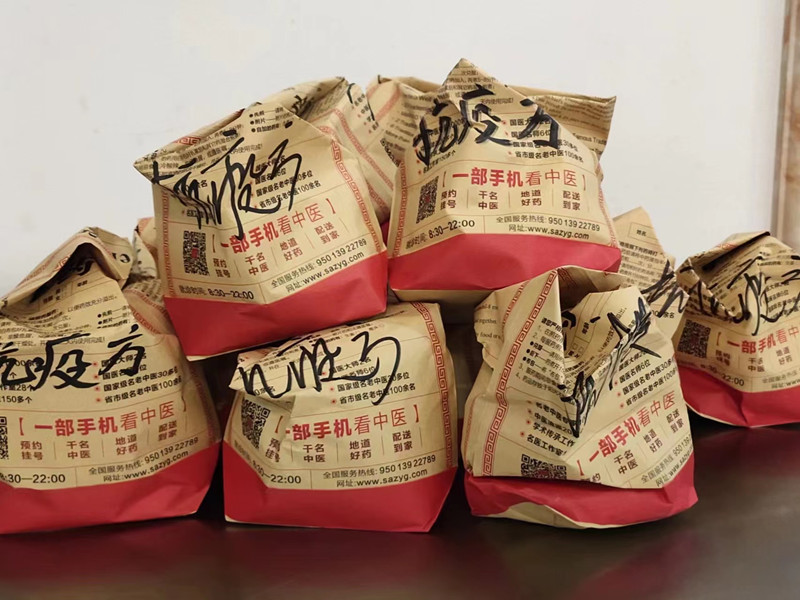 机安公司为职工熬制防疫中药
