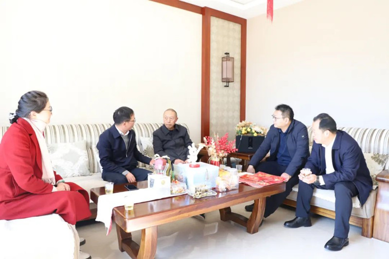 刘金荣走访慰问集团老领导和困难职工