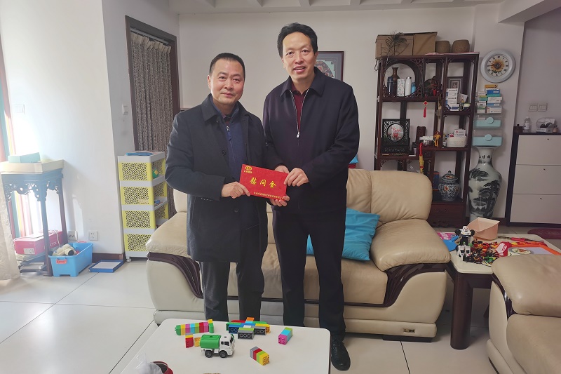 张鹏走访慰问集团老领导和困难党员职工
