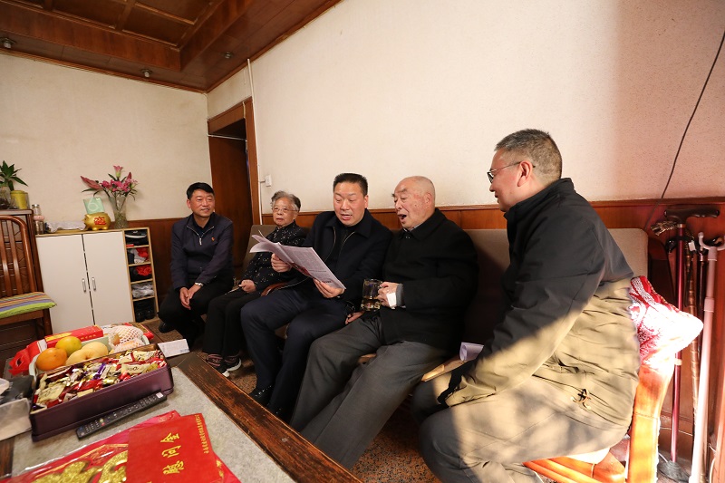 陈祖军走访慰问集团老领导、困难党员和困难职工
