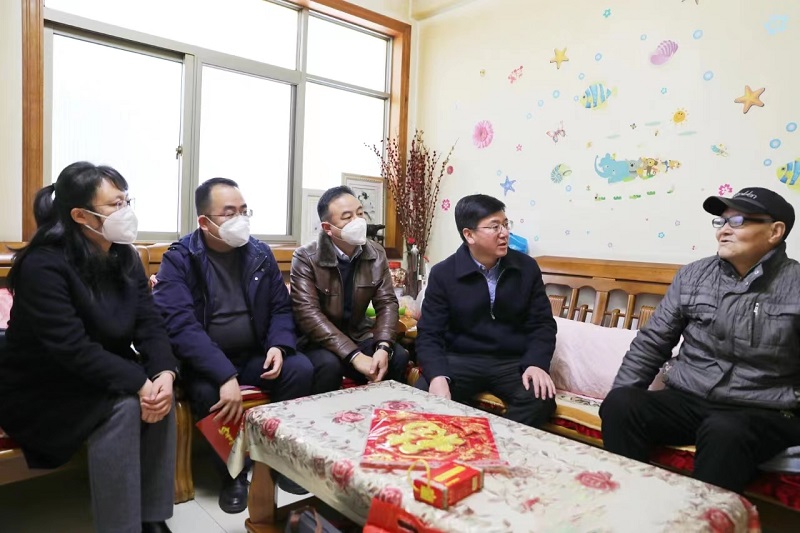仝德刚走访慰问集团老领导和困难职工