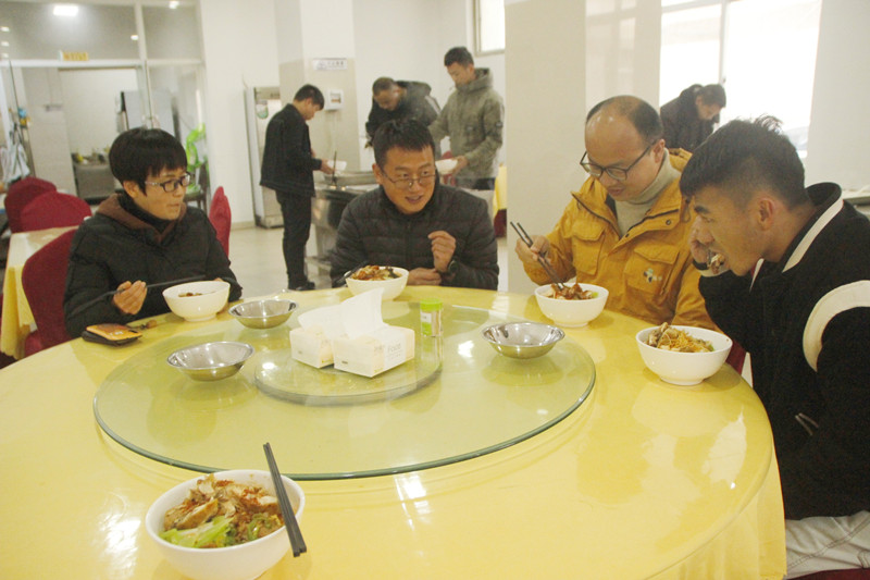 七公司持续十余年为职工提供晚餐 