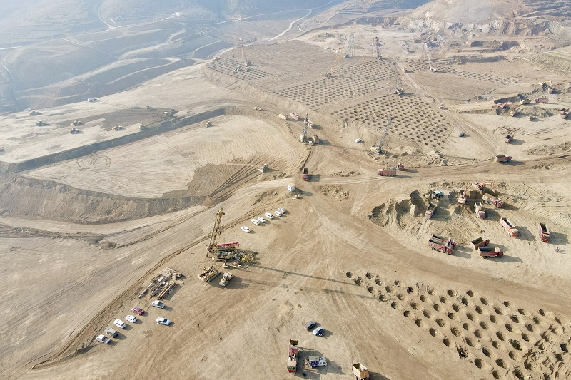 二公司云南昭通光伏高透基材项目69天完成超300万立方米土石方、30万平方米强夯