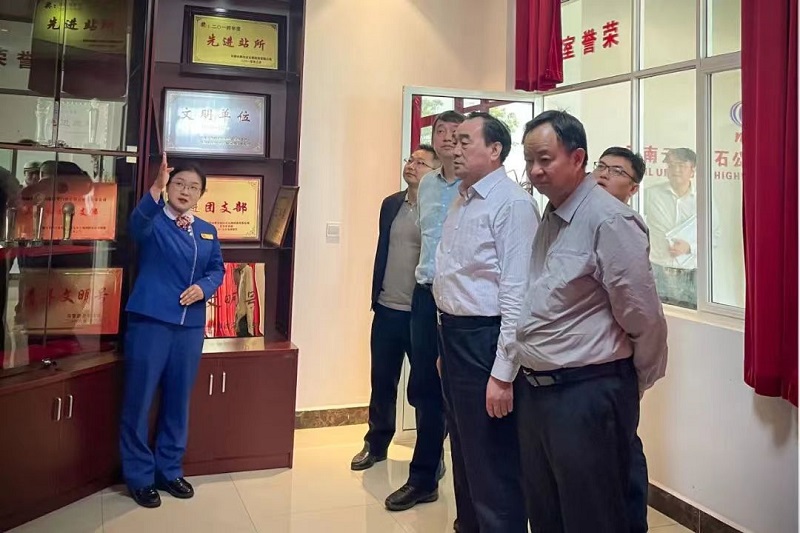 江苏省人大社会建设委员会主任委员周铁根到石锁高速调研