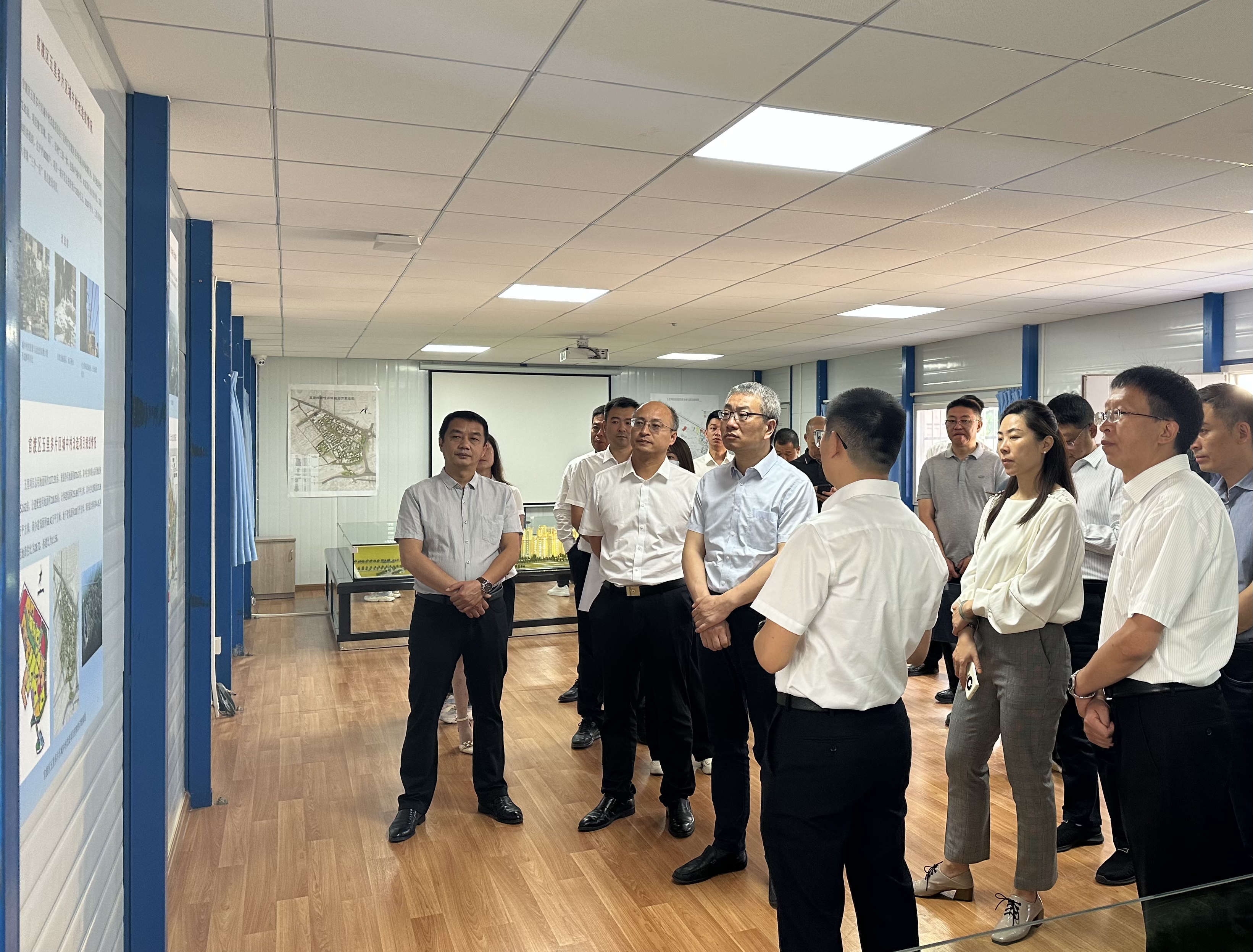 住房和城乡建设部住房保障司副司长潘伟调研五里项目