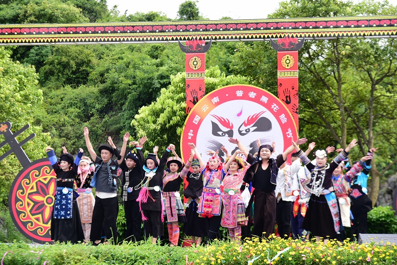 乘坐轻轨看云南：邂逅一场穿越千年的“花脸节”