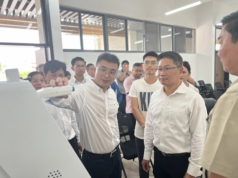 老挝人民革命党中央对外联络部副部长瓦拉赛·凌沙瓦调研集团在老项目