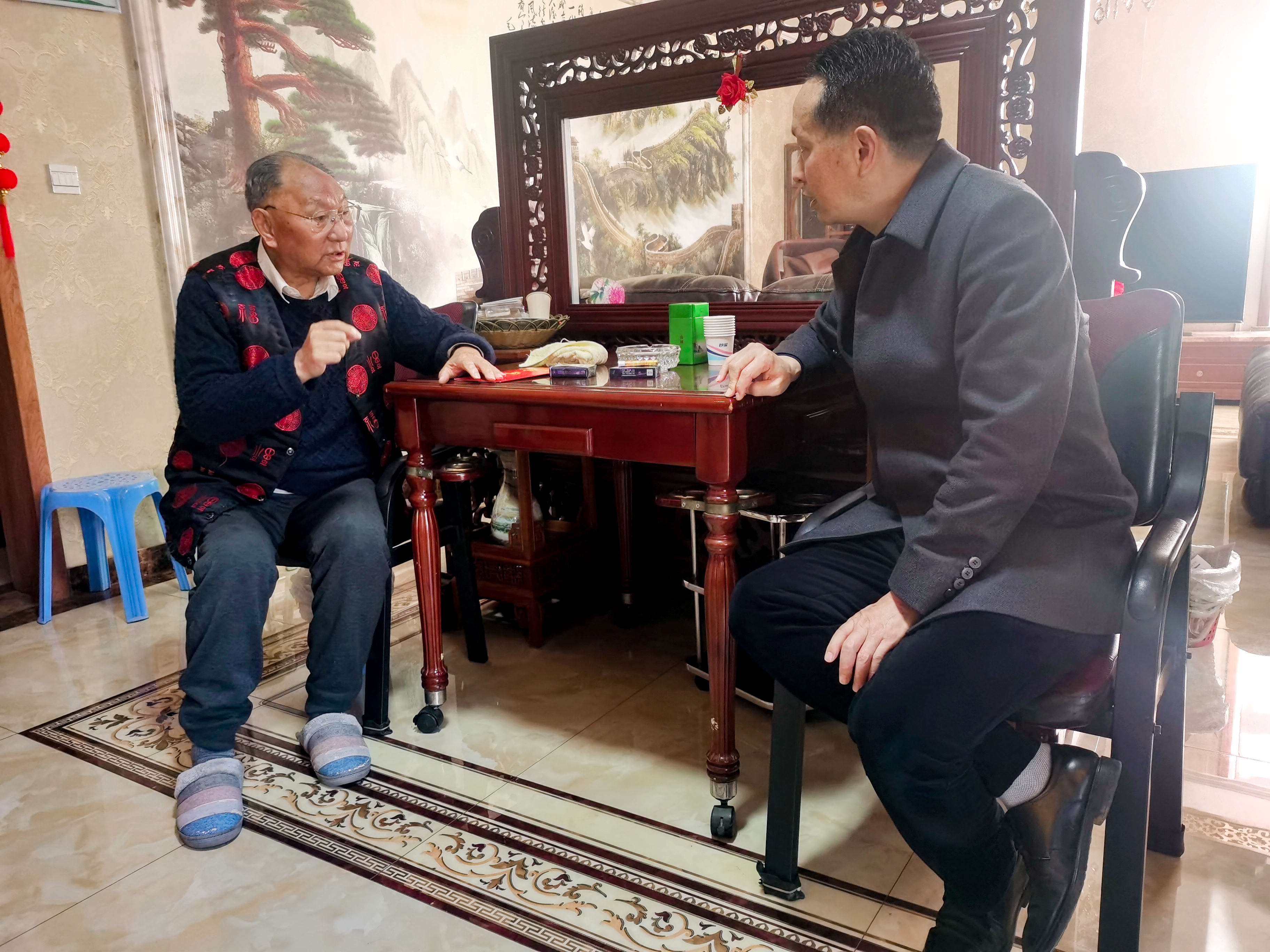 张鹏走访慰问集团老领导、困难党员和困难职工