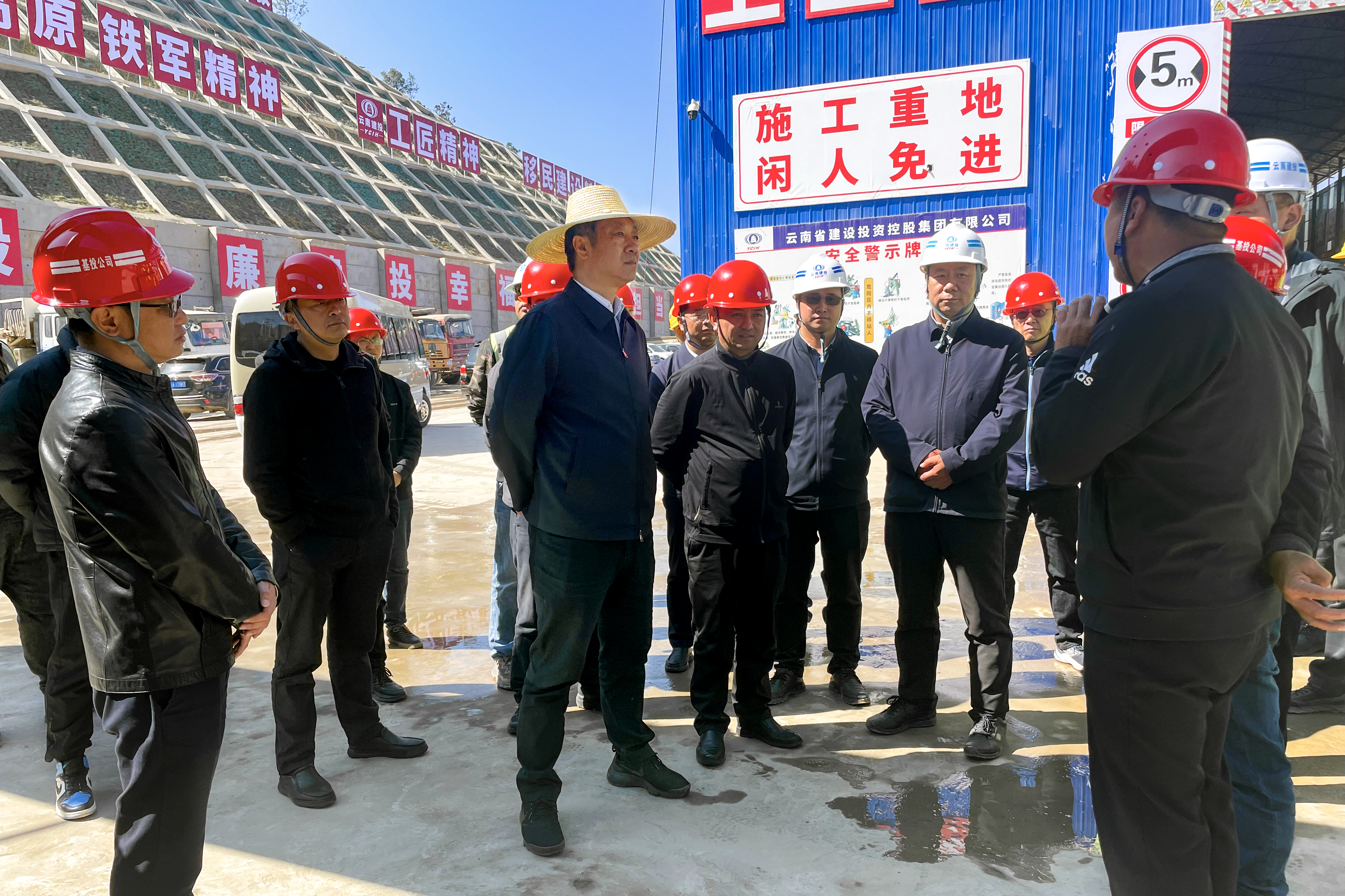 楚雄州委常委、楚雄市委书记冯毅调研楚雄东南绕城高速项目