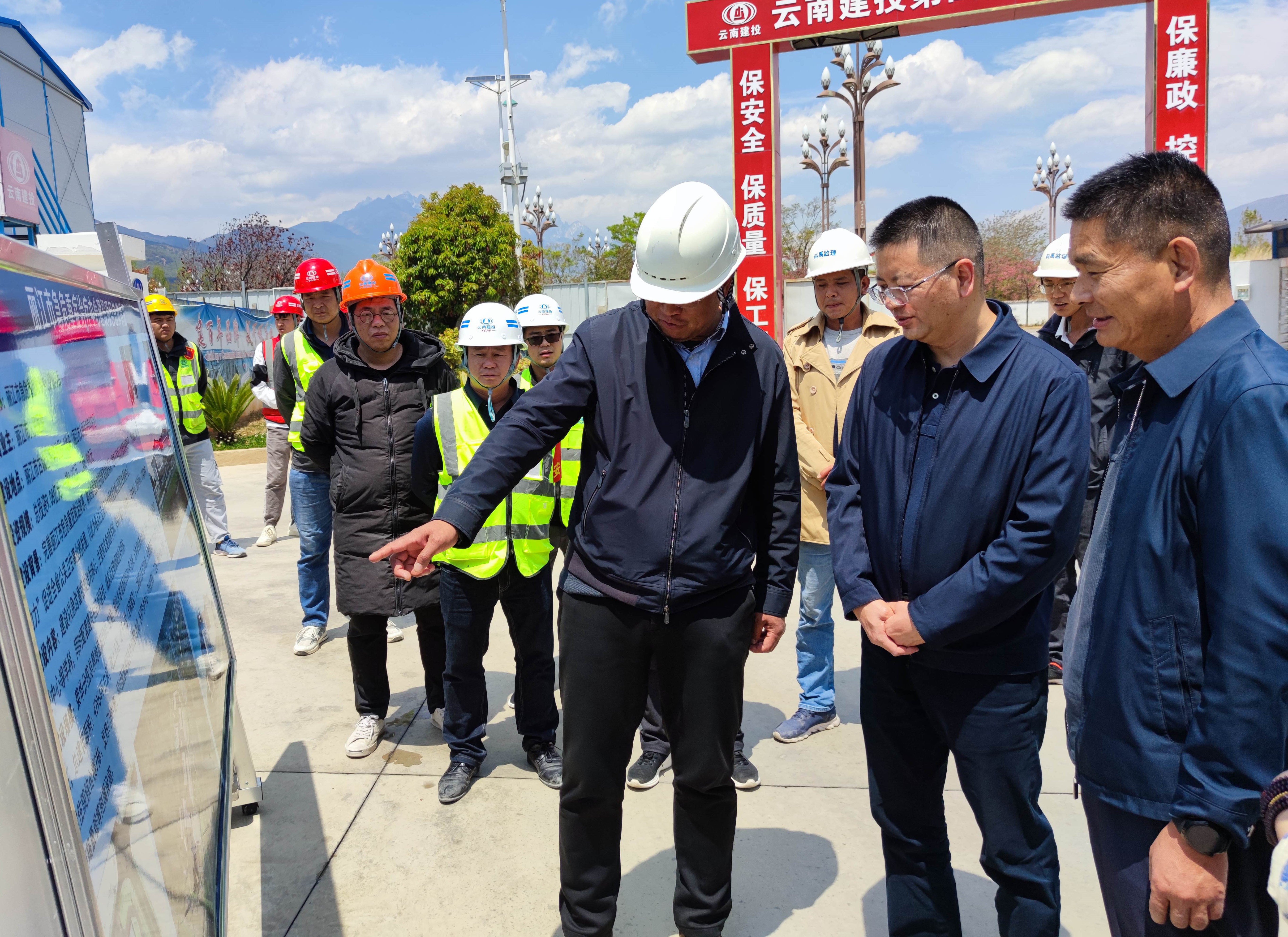 省卫健委副主任许伟调研丽江市急危重症救治中心建设项目