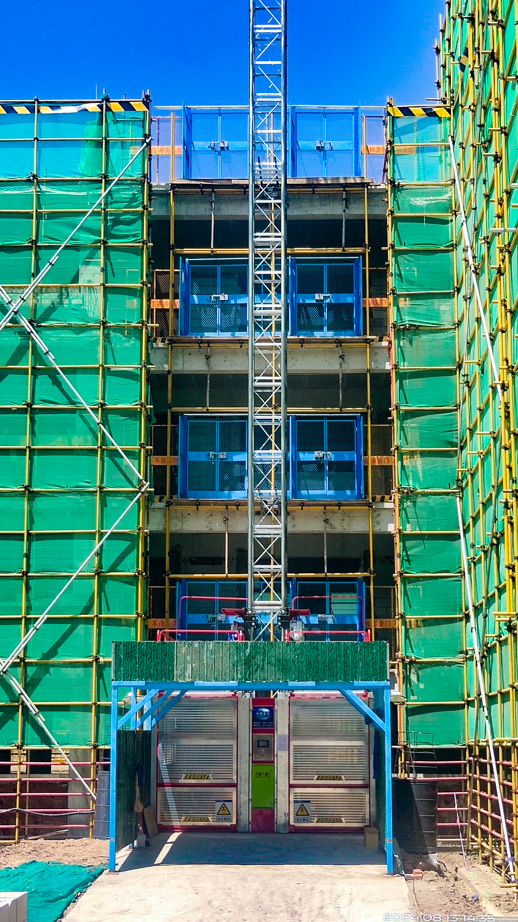 集团首台智能施工升降机在十四公司南华县龙川小学东校区项目投入使用