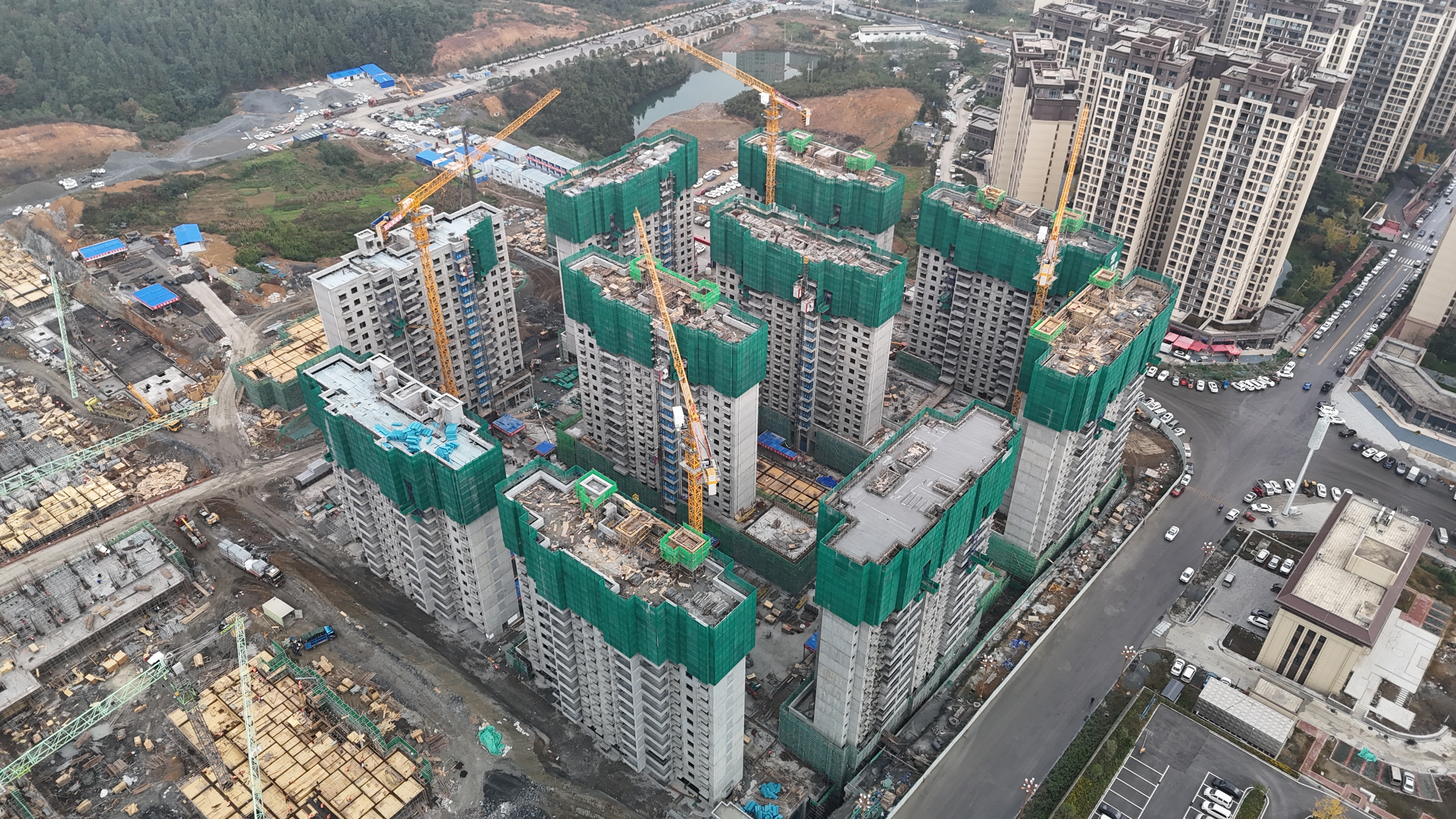 镇雄县地灾避险搬迁暨“1.22”灾后恢复重建一期项目全面封顶