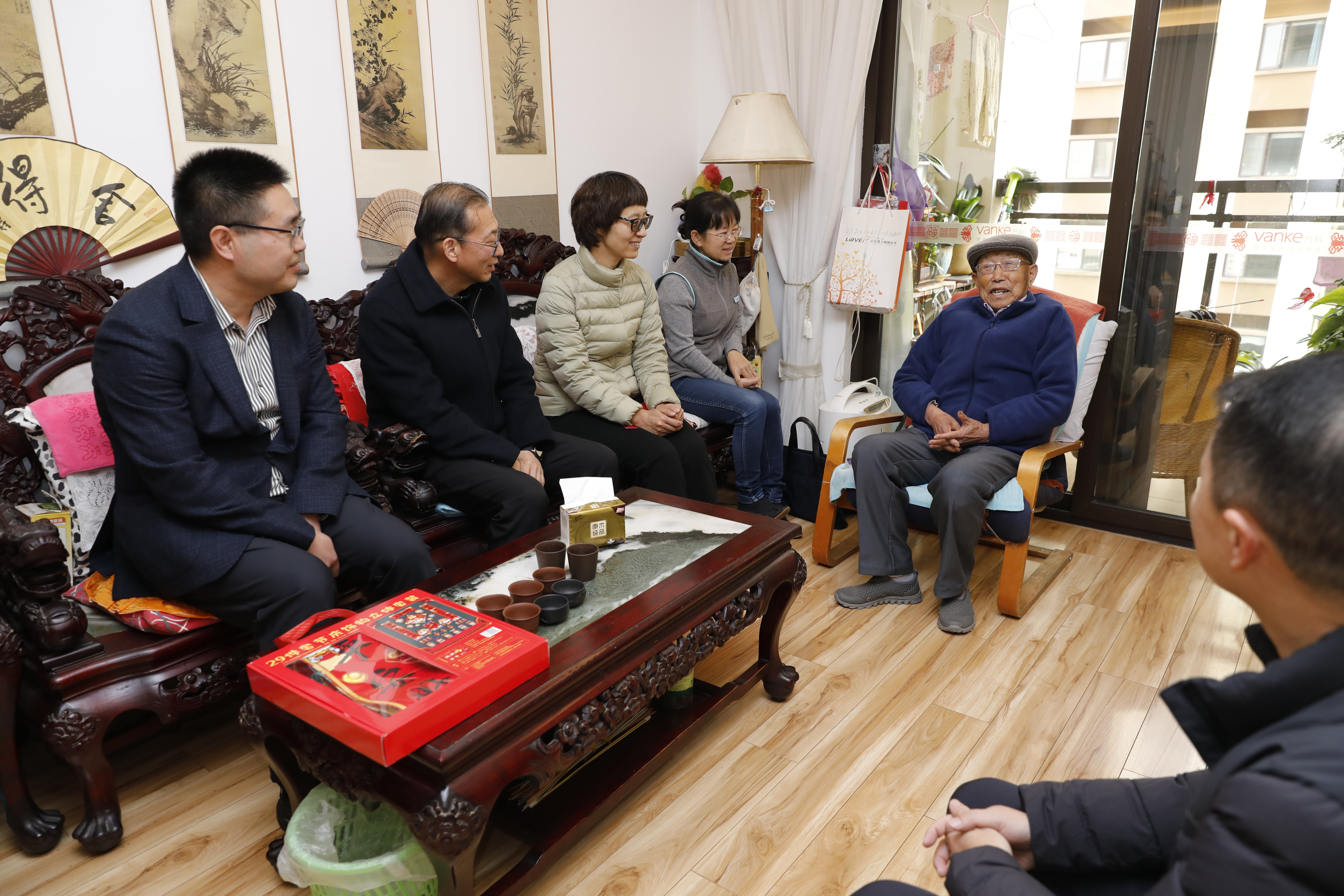 省国资委党委委员、副主任夏丽坤走访慰问集团老党员和困难党员