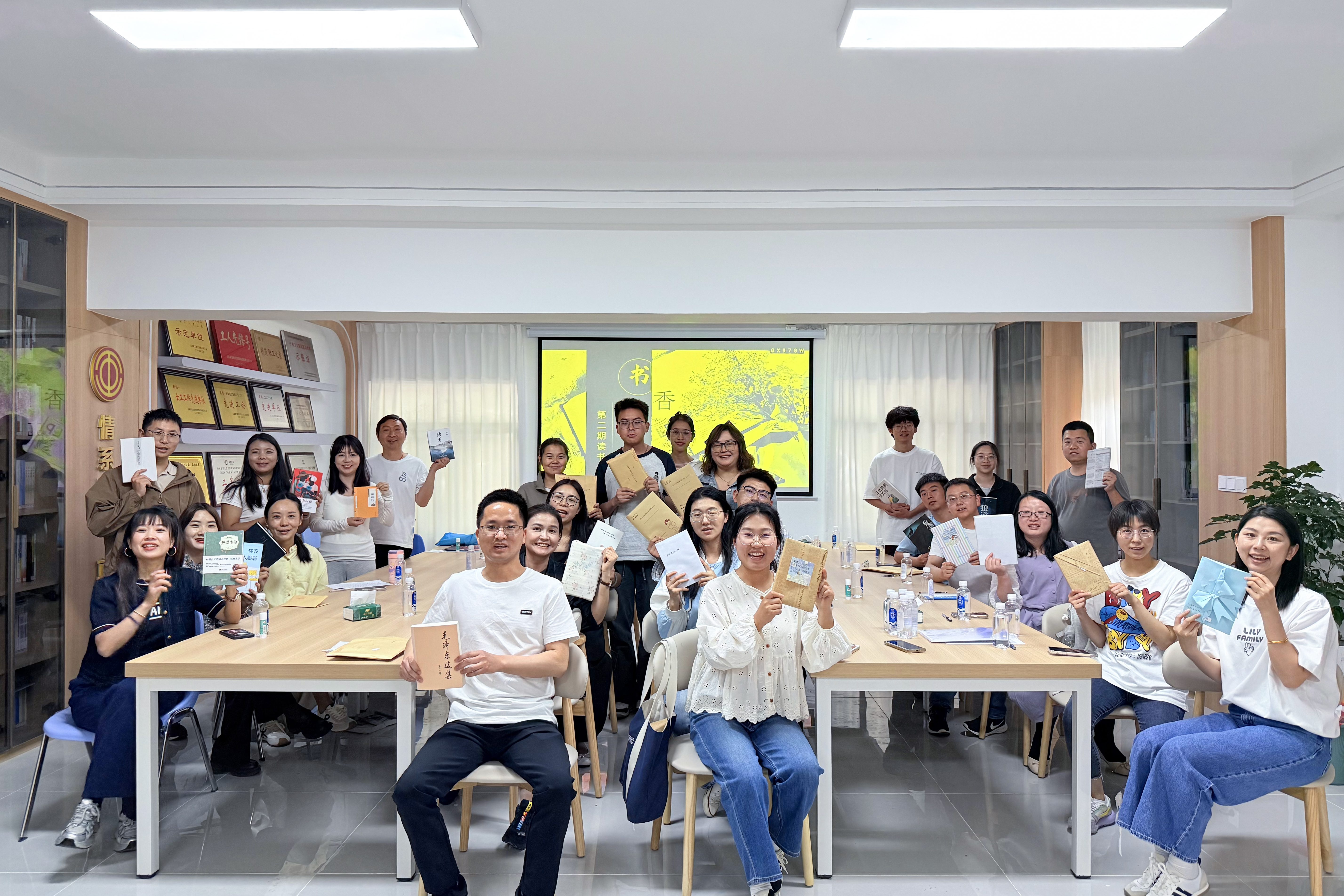 “阅”见春日 万物复“书”集团团委开展世界读书日活动