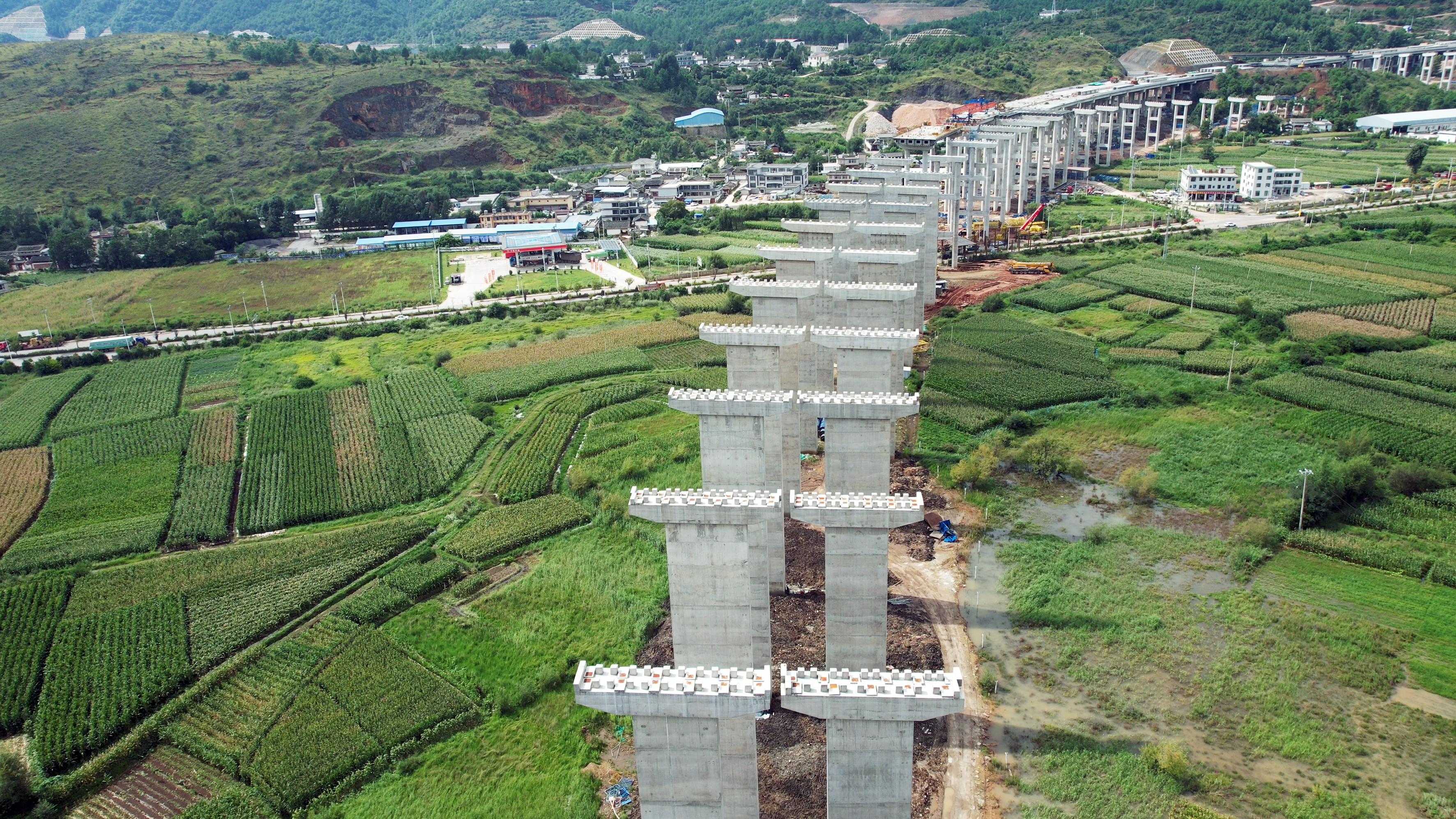古宁高速先行建设段桥梁桩基全部浇筑完成